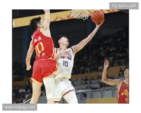 中国男篮备战世界杯加紧训练 新星崭露头角引发球迷热议